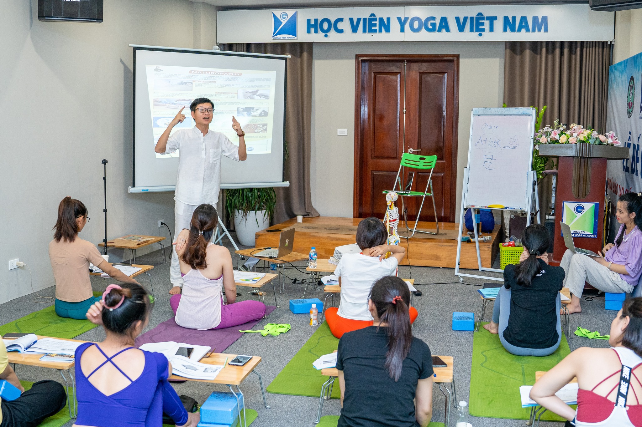 Phát triển kỹ năng giao tiếp hiệu quả trong vai trò Giáo Viên Yoga