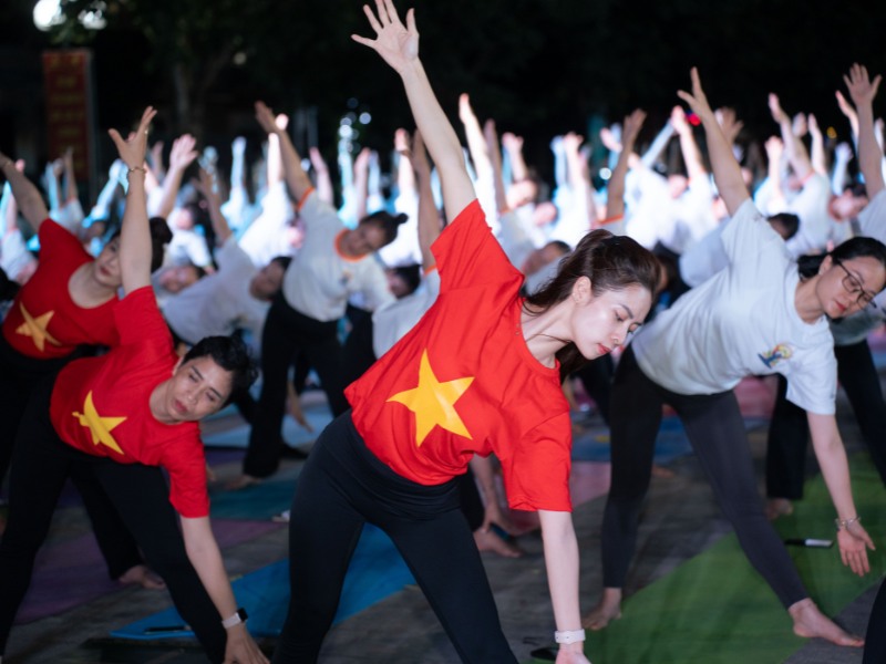 nguoi-tham-du-thuc-hanh-tai-ngay-quoc-te-yoga