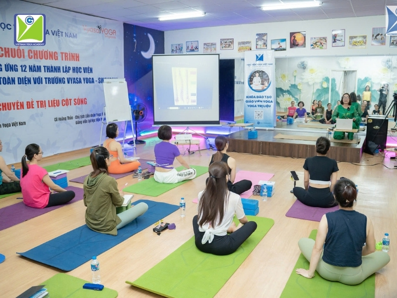 dieu-kien-tro-thanh-huan-luyen-vien-yoga-la-hoan-thanh-cac-khoa-hoc-dao-tao-chuyen-nghiep