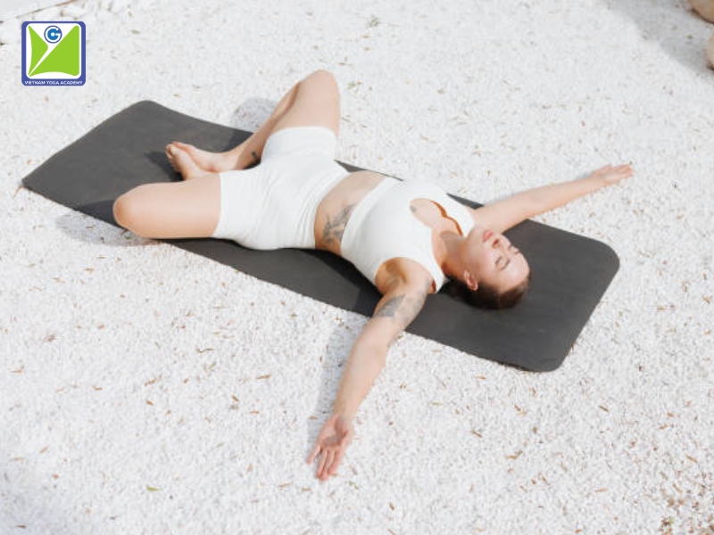 Bai-tap-yoga-chua-benh-phu-khoa-voi-tu-the-nam-ngua-canh-buom