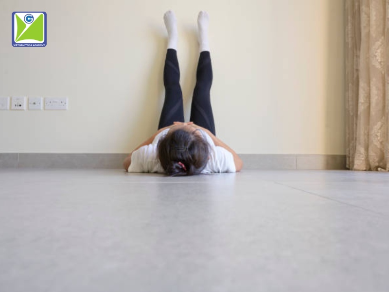Bai-tap-yoga-chua-benh-phu-khoa-voi-tu-the-nam-ngua-chan-dua-tuong