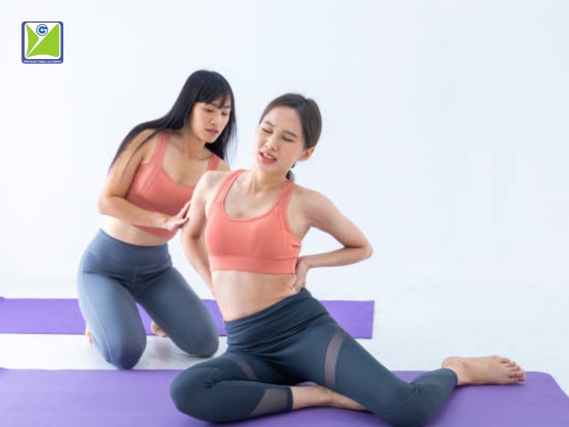 Giáo viên yoga trị liệu hỗ trợ giảm những cơn đau cho học viên theo tập