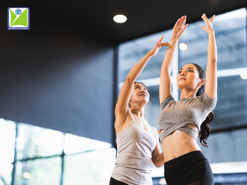 Nen-tap-yoga-thoai-hoa-dot-song-co-duoi-su-huong-dan-cua-giao-vien