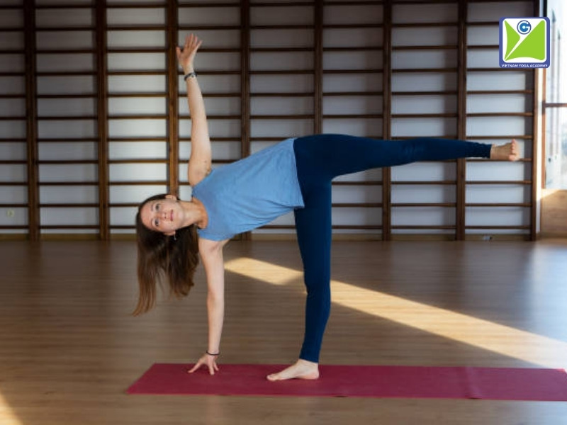 Tu-the-nua-vang-trang-trong-yoga-can-bang-noi-tiet-to