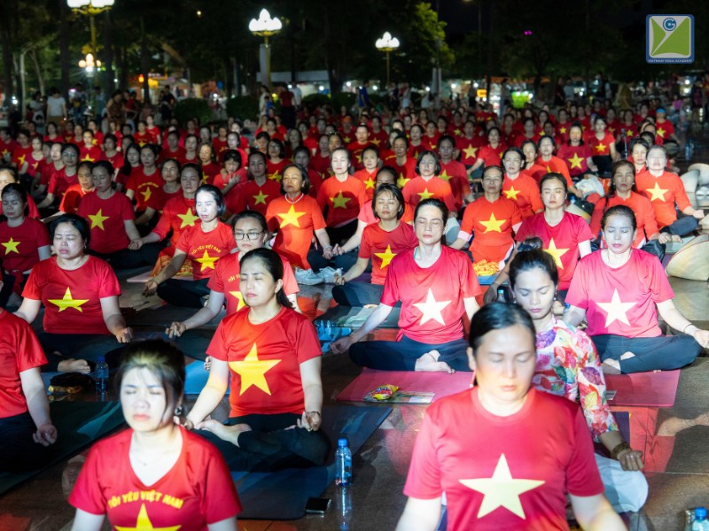 dong-dien-trong-ngay-quoc-te-yoga-2025-tai-nghe-an