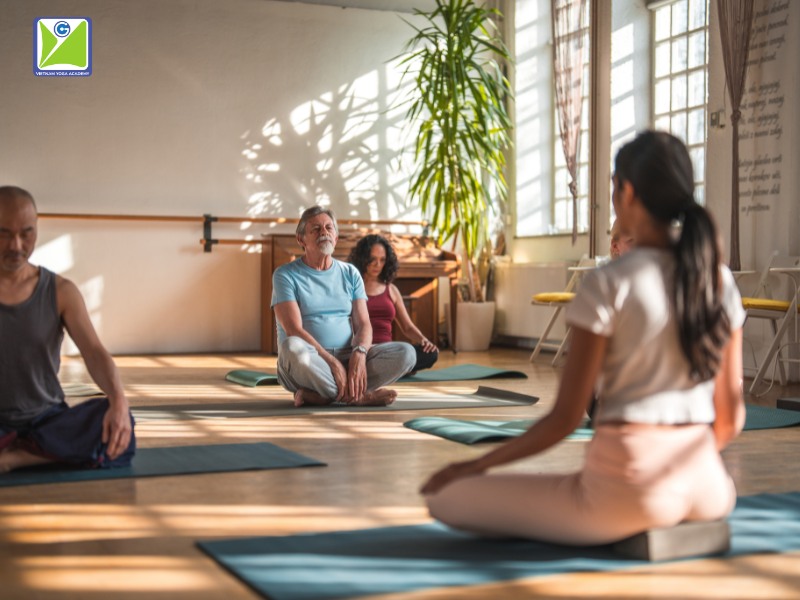 sự khác biệt giữa giáo viên yoga trị liệu và giáo viên yoga thông thường