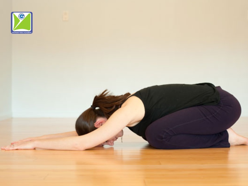 tu-the-tre-em-trong-yoga-chua-than-kinh-toa